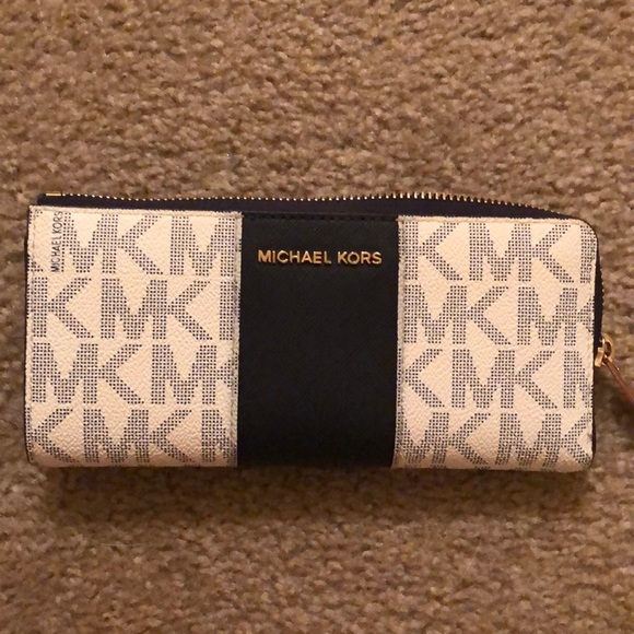Michael Kors Handbags - Michael Kors Wallet